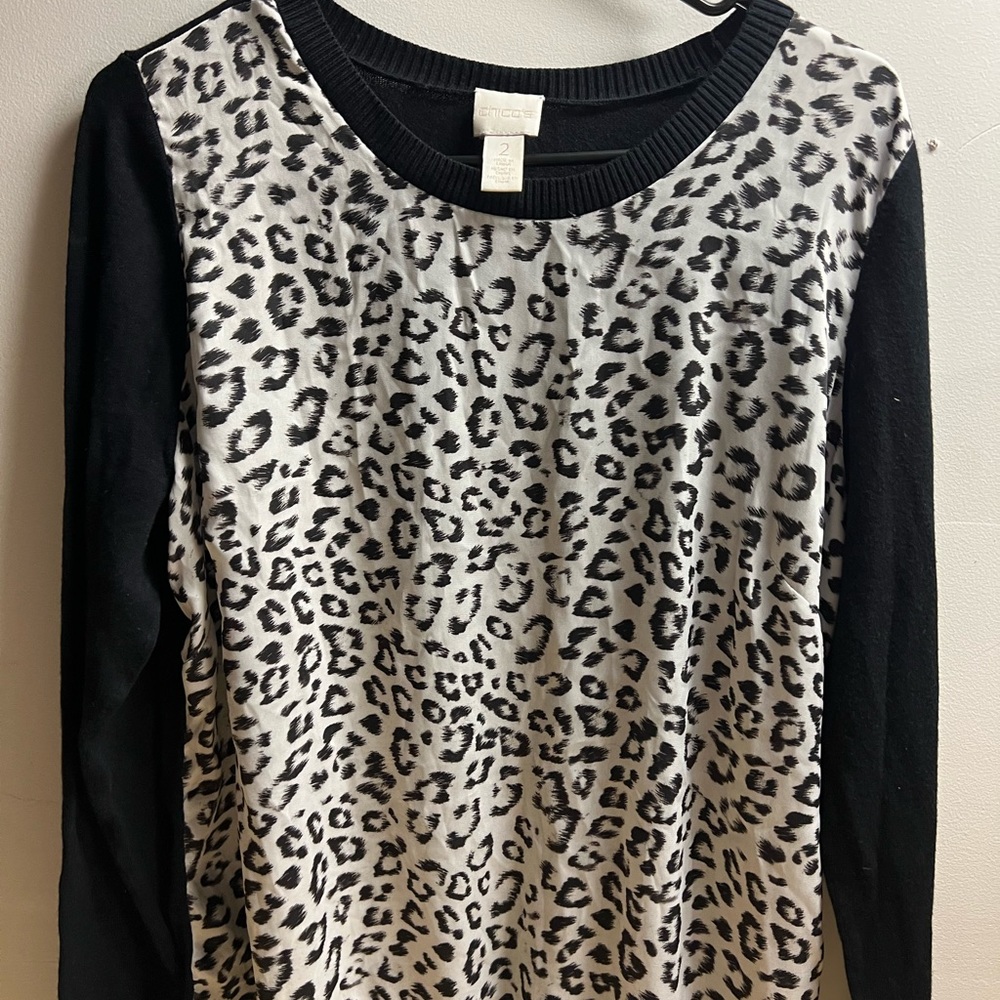 Chico’s grey and black leopard top. Size 2.. Very Classy and fun!!!